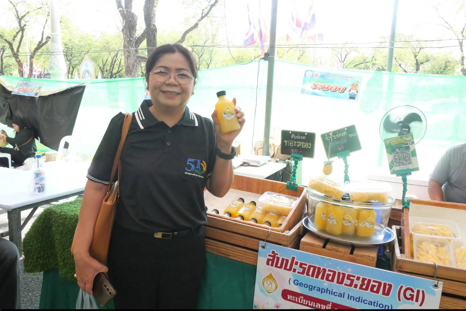 title - ภาพบรรยากาศ สินค้าดี สินค้าเด่น จากเขตปฏิรูปที่ดิน ส่งท้ายงานครบรอบ 51 ปี ส.ป.ก. ณ สำนักงานการปฏิรูปที่ดินเพื่อเกษตรกรรม 